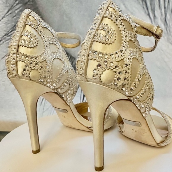 🌸BADGLEY MISCHKA🌸COLLECTION Roxy Sandal Ivory Satin size 9.5 - Picture 10 of 16